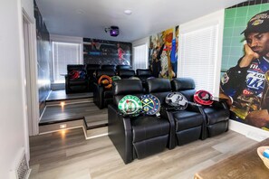 Interior - New Space for Large Groups! 5 Minutes to CP Sports Center! (Huron)