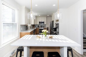 冷蔵庫、電子レンジ、オーブン、コンロ