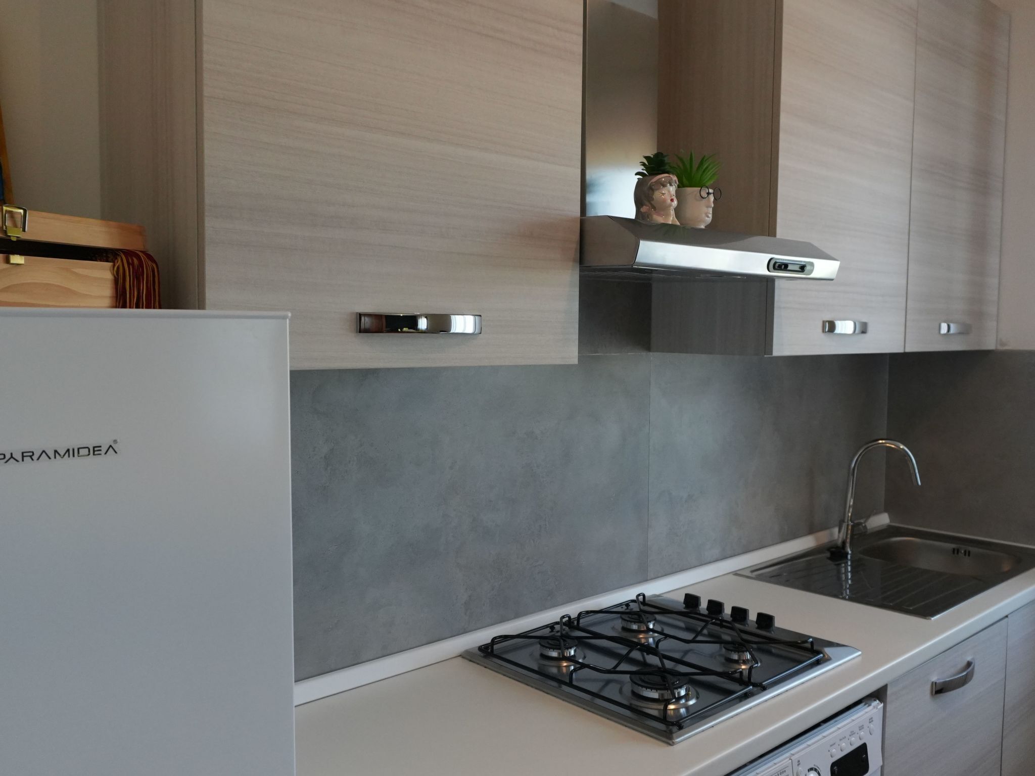 Refrigerador, microondas, lavavajillas y utensilios de cocina 