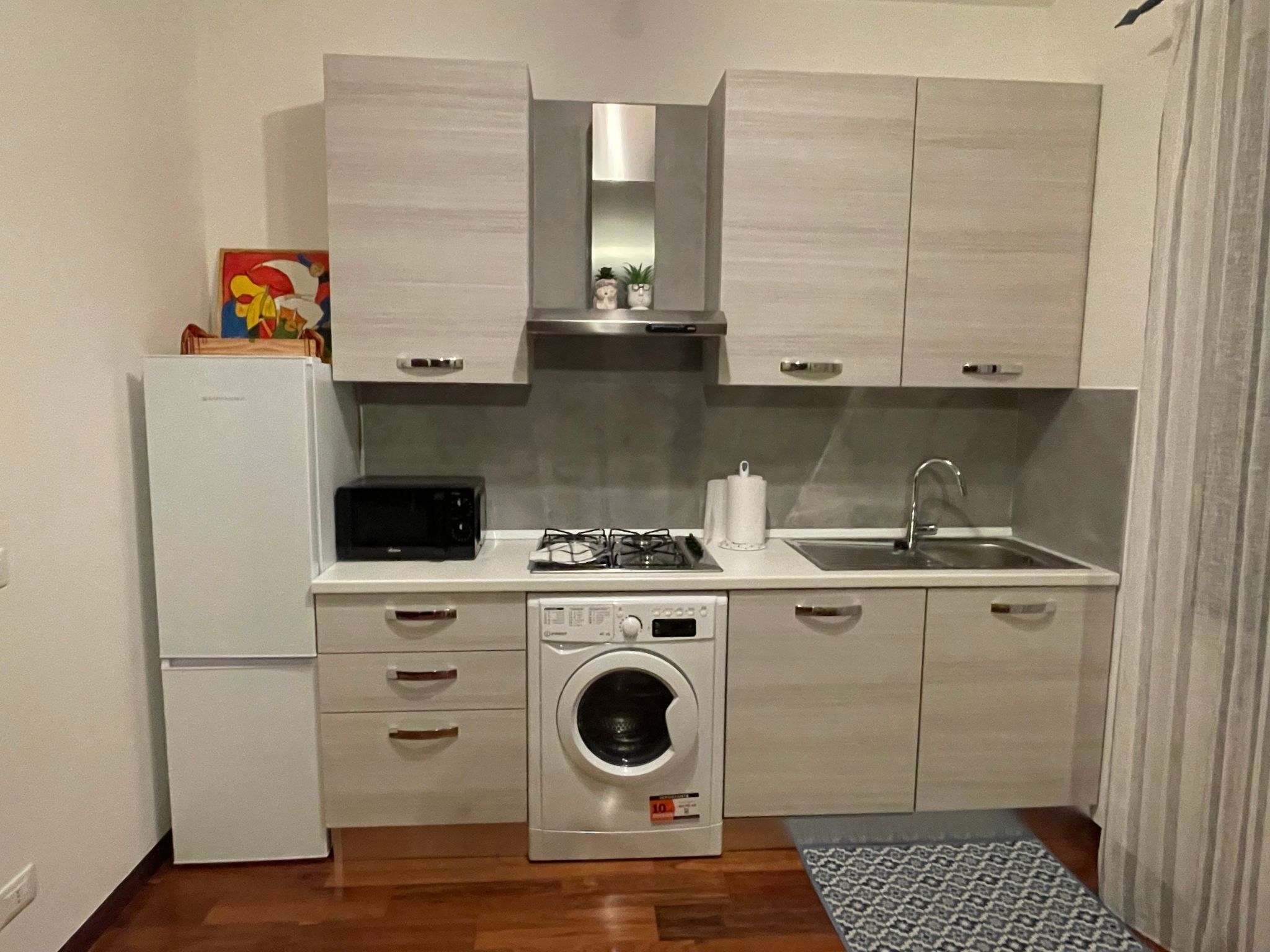 Kühlschrank, Mikrowelle, Geschirrspüler, Kochgeschirr/Geschirr/Besteck