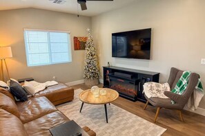Una Smart TV, una chimenea, un reproductor estéreo