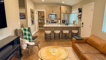 Smart TV, caminetto, impianto stereo