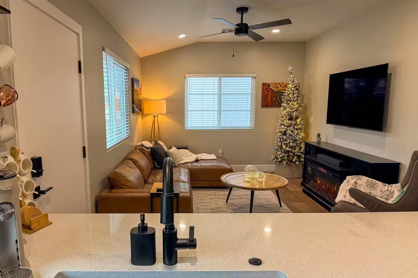 Smart TV, caminetto, impianto stereo