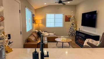 Smart TV, caminetto, impianto stereo