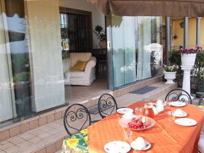 Outdoor dining - Villa Paradiso, 200 m² Ferienhaus by Interhome (Manerba)