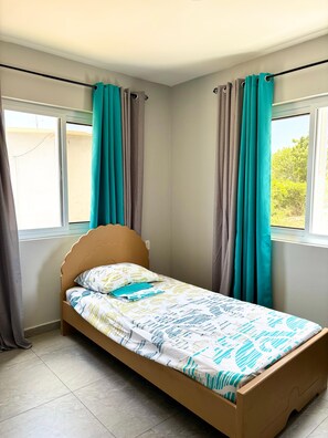 Tabla de planchar con plancha, acceso a internet y ropa de cama 