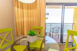 Dining - Charming condo in quaint Myrtle Beach perfect for your getaway (Myrtle Beach)