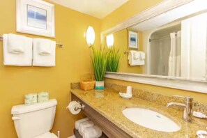 Hair dryer, towels, soap, toilet paper - Charming condo in quaint Myrtle Beach perfect for your getaway (Myrtle Beach)