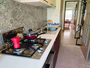 Refrigerador, horno, lavavajillas y utensilios de cocina 