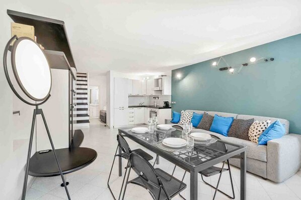 Living area - Eat Pray Love – Holiday Home in the Heart of RiomaggioreWelcome to Mangia Prega Ama, a charming holiday home located in the historic center of Riomaggiore, one of the most charming villages of the Cinque Terre. The entrance to the apartment is located  (Riomaggiore)