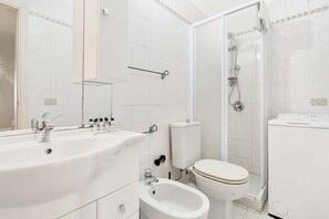 Shower, bidet - Eat Pray Love – Holiday Home in the Heart of RiomaggioreWelcome to Mangia Prega Ama, a charming holiday home located in the historic center of Riomaggiore, one of the most charming villages of the Cinque Terre. The entrance to the apartment is located  (Riomaggiore)