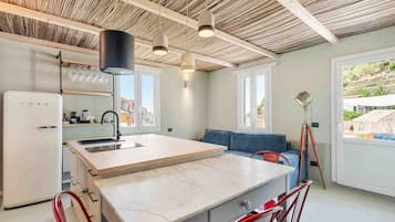 Een koelkast, een magnetron, een vaatwasser, een broodrooster