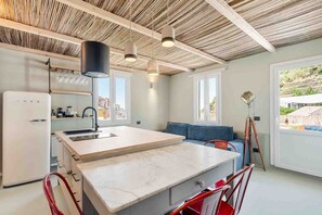 Een koelkast, een magnetron, een vaatwasser, een broodrooster