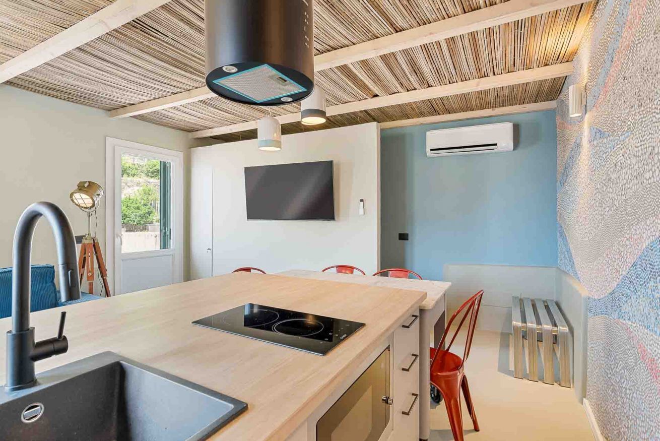 Een koelkast, een magnetron, een vaatwasser, een broodrooster