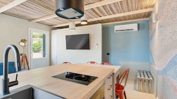 Een koelkast, een magnetron, een vaatwasser, een broodrooster