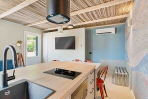 Een koelkast, een magnetron, een vaatwasser, een broodrooster