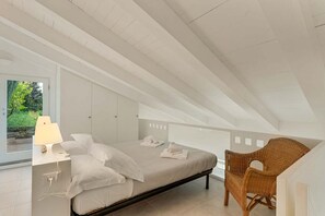 Room - Blue Marine – Chalet on the Sea with Breathtaking View of the Cinque TerreImmersed in the suggestive panoramic road that connects La Spezia to Riomaggiore, Blue Marine is an exclusive chalet overlooking the sea, with a spectacular view that embraces th (Riomaggiore)