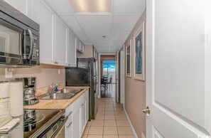 Private kitchen - Cozy 1-bedroom condo in marvelous Myrtle Beach with AC (Myrtle Beach)