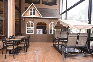 Outdoor dining - Hotel Square Inn Cantonment Varanasi (Varanasi)