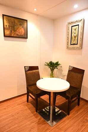 Luxury Suite, City View | Dining - Hotel Square Inn Cantonment Varanasi (Varanasi)