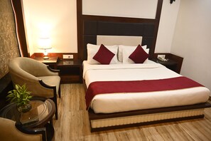 Deluxe Double Room | In-room safe, desk, laptop workspace, blackout drapes - Hotel Square Inn Cantonment Varanasi (Varanasi)