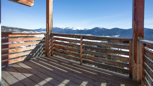 A wooden deck with a view of snow-capped mountains. - Le Balcon du Lac - Navette devant résidence (Les Angles)