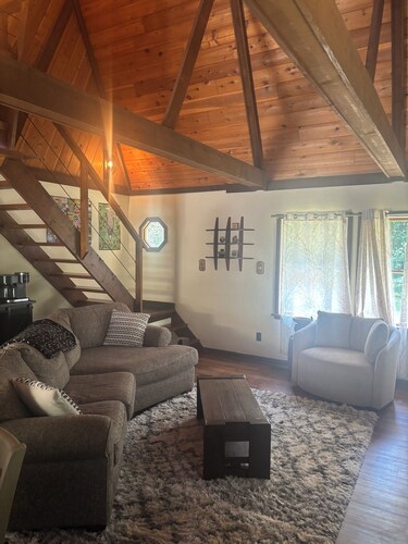 3-bedroom cozy cabin in Grayling close to trails and Higgins Lake!