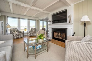 TV - Luxury 4 Bed, 3.5 Bath Oceanfront Home, KBIA, Mother’s Beach (Kennebunk)