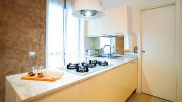 Refrigerador, horno, parrilla de estufa y cafetera y tetera