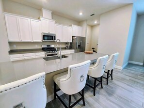 Mikroaaltouuni, uuni, liesi, astianpesukone