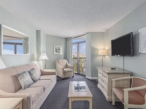 Living area - Spacious 3-bedroom condo at Grande Shores inn serene Myrtle Beach (Myrtle Beach)