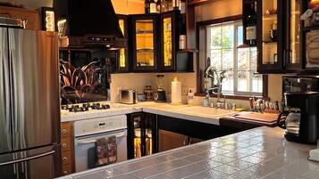 Coffee/tea maker, fridge, microwave, oven