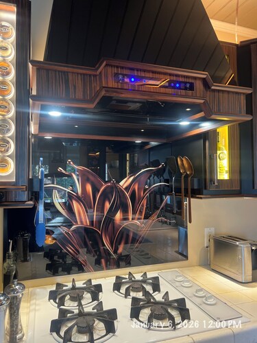 Downtown Lux Retreat: Private Cinema, Custom Bar, Cave Tasting, pets stay free