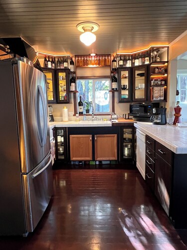 Amazing Downtown Napa Location + Wine Cave Tasting Experience + Pets Stay Free