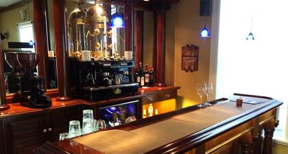 Downtown Lux Retreat: Private Cinema, Custom Bar, Cave Tasting, pets stay free