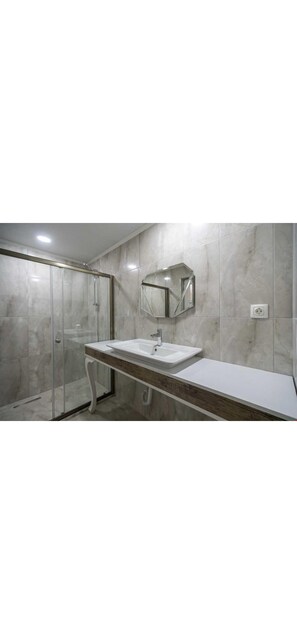 Chambre Familiale, balcon | Salle de bain