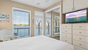 Un dormitorio con cama, cómoda y televisor.