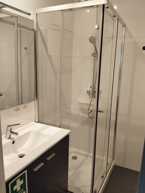 Shower, hair dryer, bidet, towels - Eira da Mila - 2-bedroom house with outdoor area (Coimbra)