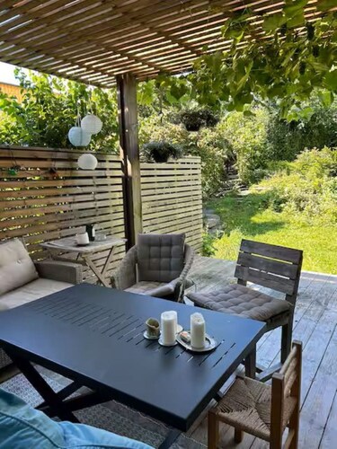 Architecture, peace & nature - with perfect metro connections. Ideal for families.