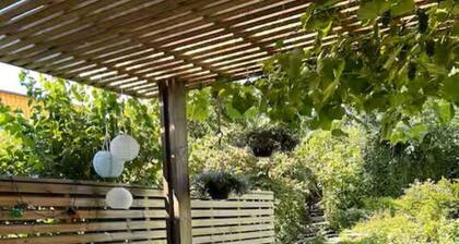 Architecture, peace & nature - with perfect metro connections. Ideal for families.