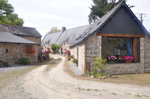 LE BULOT Petite maison individuelle avec jardin  situe dans une impasse au calme