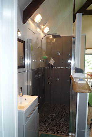 Hair dryer, toilet paper - LE BULOT Small detached house with garden located in a quiet cul-de-sac (riec sur belon)