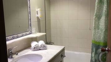 Estudio básico, vista al patio | Baño | Tina, toallas, jabón, papel de baño