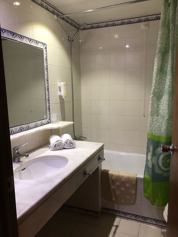 Estudio básico, vista al patio | Baño | Tina, toallas, jabón, papel de baño 