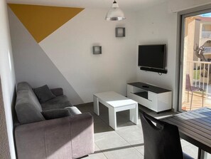 TV - Apartment Residence Europa Canet with terrace 5 min from the beach (Canet-en-Roussillon)