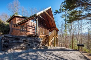 Exterior - Cozy 3-bedroom haven for up to 10 guests. (Gatlinburg)