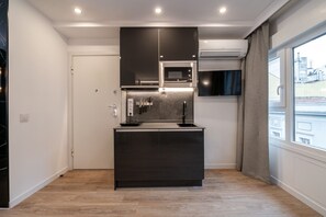 Refrigerador, microondas, parrilla de estufa y cafetera y tetera 