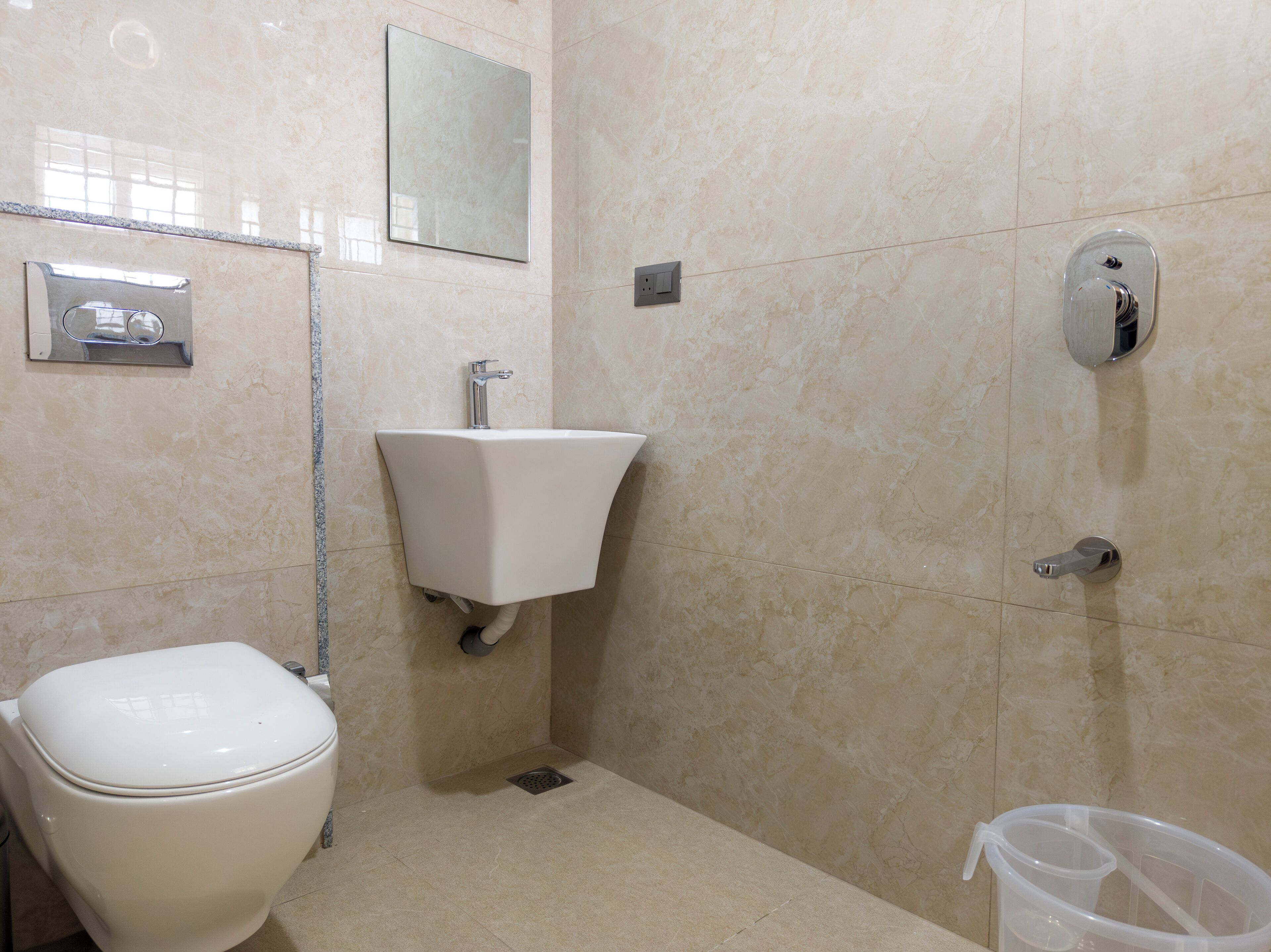 Une salle de bain avec des toilettes, un lavabo et une douche.