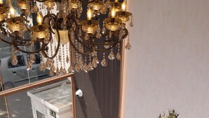 Un taulell de recepció amb el logotip de 'The Wilsons Hotels & Resorts' i una finestra gran que dona a un carrer.