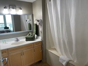 Secadora de cabello, toallas, jabón, papel de baño 